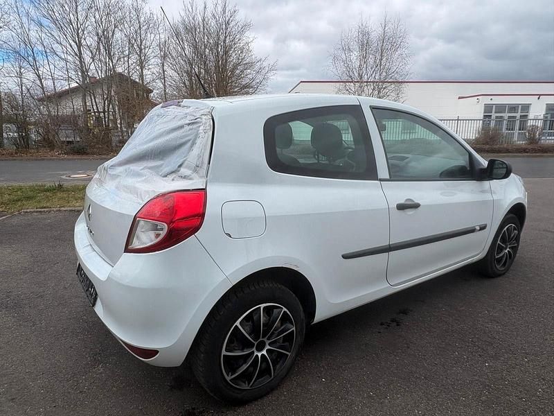 Gebraucht Renault Clio II 75 PS (55 kW) 2010 Weiß Kleinwagen