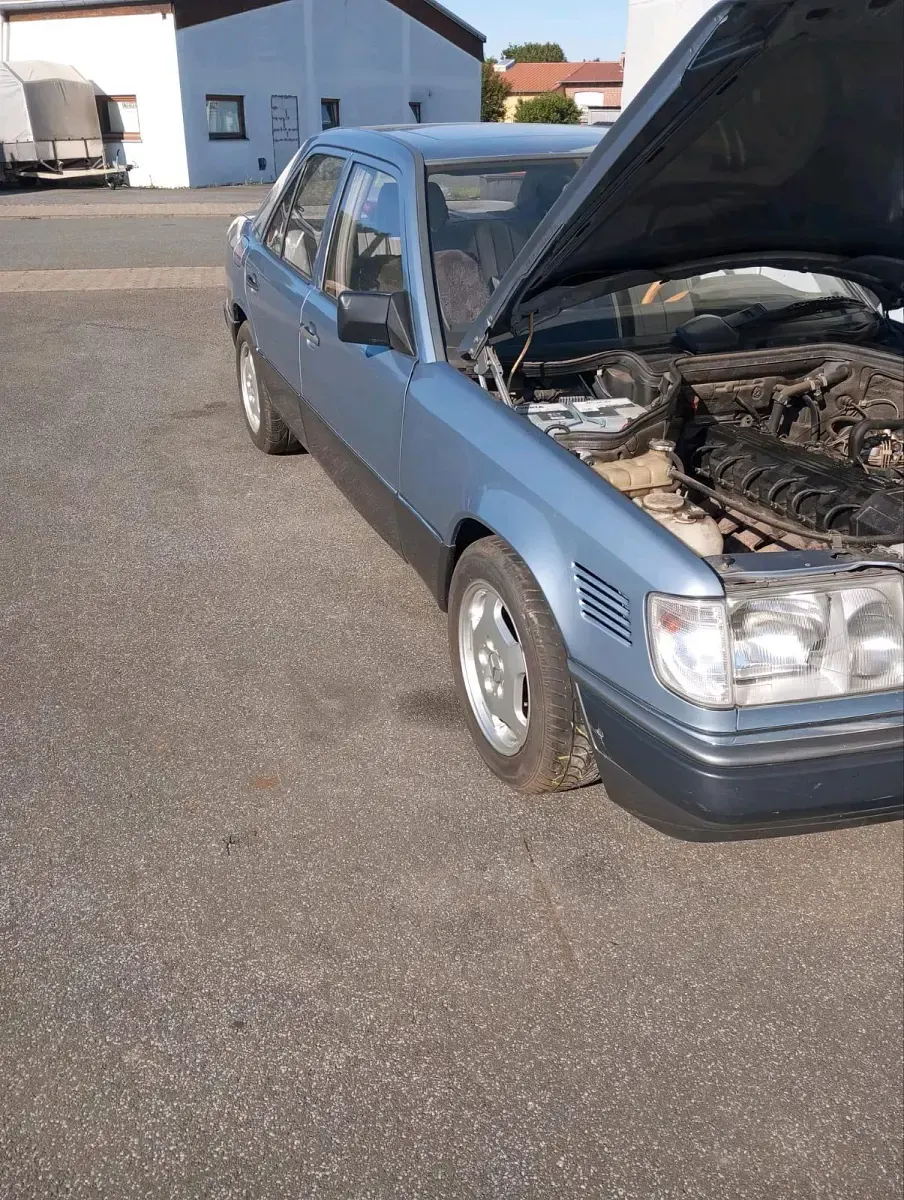 Gebraucht Mercedes E260 160 PS (117 kW) 1987 Blau Limousine