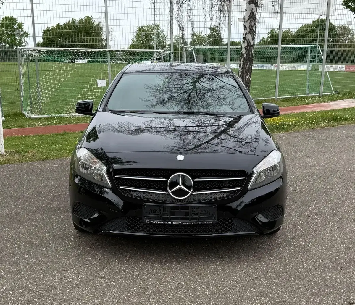 Gebraucht Mercedes A180 Urban 122 PS (89 kW) 2015 Schwarz Kleinwagen