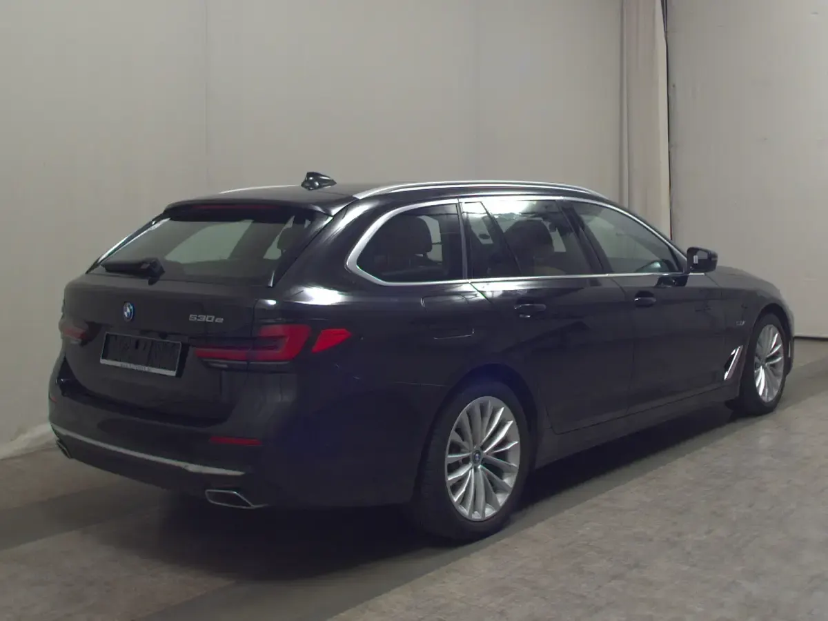 Gebraucht BMW 530e Luxury Line 292 PS (214 kW) 2023 Schwarz metallic Kombi