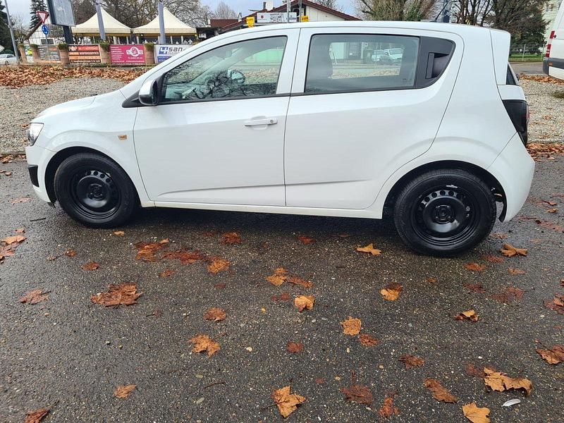 Gebraucht Chevrolet Aveo 101 PS (74 kW) 2012 Weiß Kleinwagen