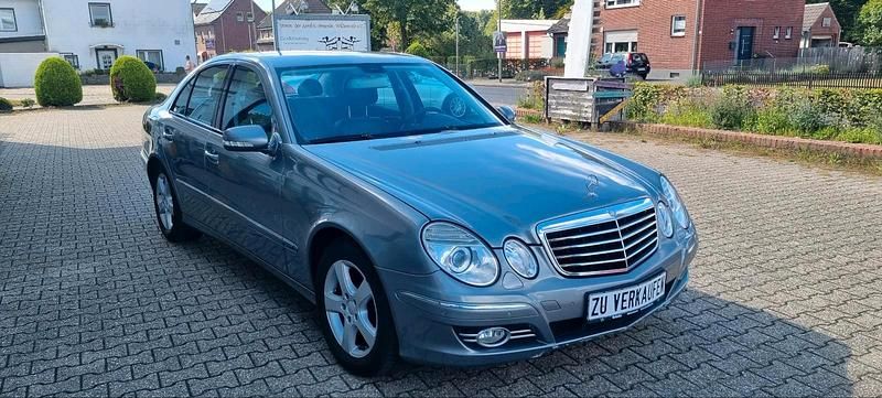 Grau Gebraucht 2003 Mercedes 300 Limousine | 8.900 € - Bild 1/4