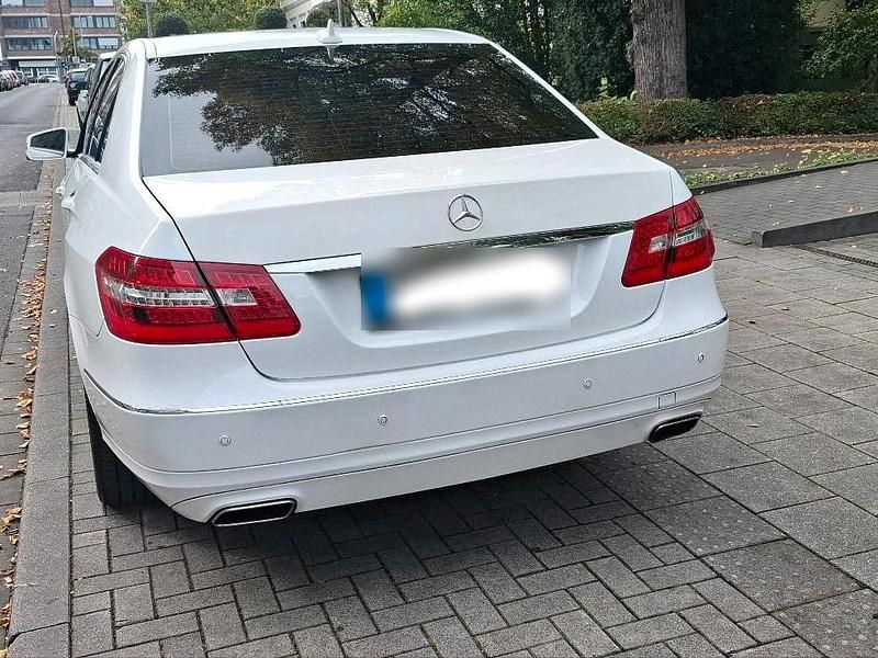 Gebraucht Mercedes E200 Avantgarde 136 PS (100 kW) 2012 Weiß Limousine