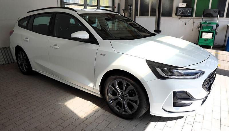 Gebraucht Ford Focus ST-Line 116 PS (85 kW) 2023 Weiß Limousine