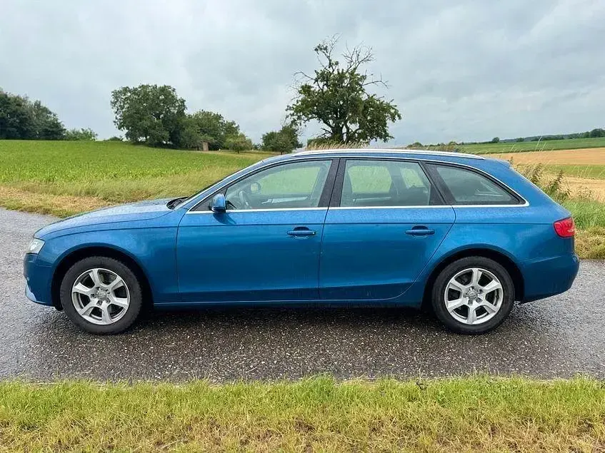 Gebraucht Audi A4 Attraction 143 PS (105 kW) 2011 Blau Kombi