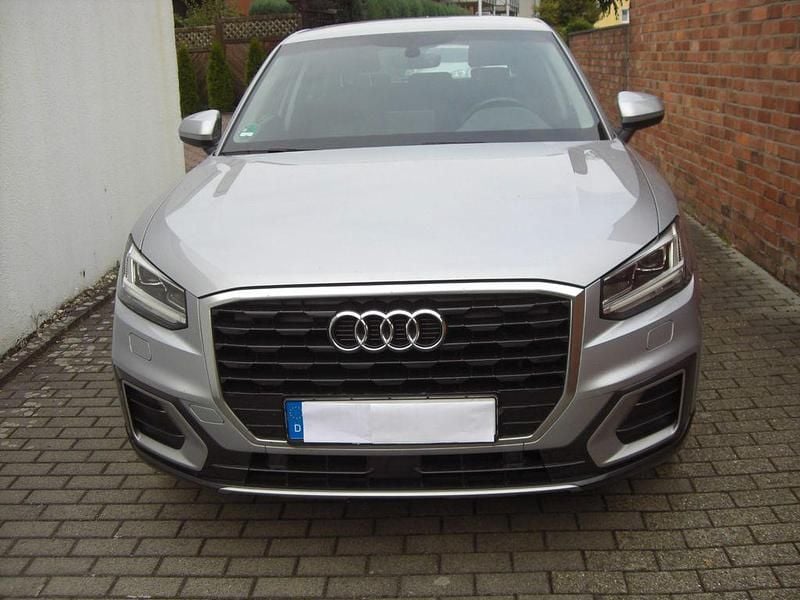 Silber Gebraucht 2018 Audi Q2 Design SUV | 19.990 € (Fairer Preis) - Bild 1/4