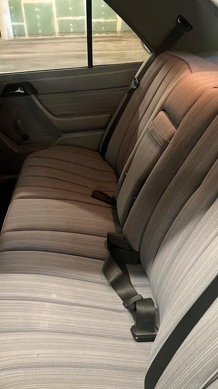 Gebraucht Mercedes E250 94 PS (69 kW) 1989 Blau Limousine