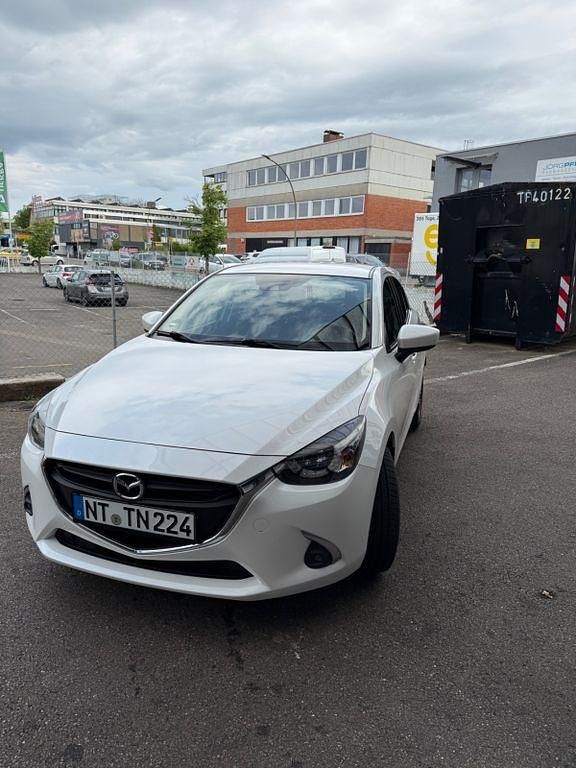 Weiß Gebraucht 2018 Mazda 2 Kizoku Limousine | 11.600 € (Fairer Preis) - Bild 1/4