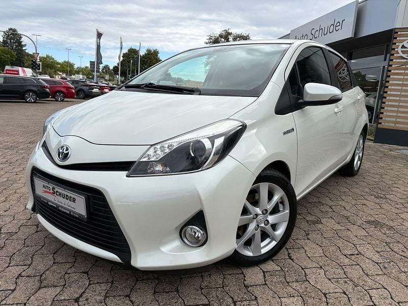 Montblancweiß perleffekt Gebraucht 2013 Toyota Yaris Hybrid Club Limousine | 9.900 € (Teuer) - Bild 1/4
