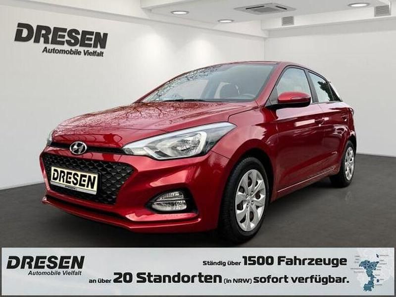 Gebraucht Hyundai i20 Trend 101 PS (74 kW) 2020 Rot Limousine