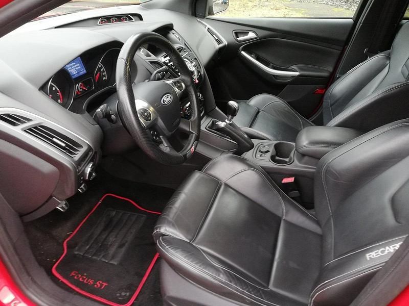 Gebraucht Ford Focus Sport 250 PS (183 kW) 2012 Rot Kombi