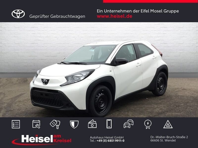 Weiß Gebraucht 2024 Toyota Aygo X-play Kleinwagen | 15.460 € - Bild 1/4