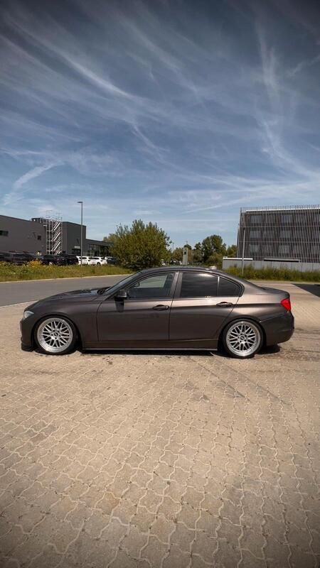 Braun Gebraucht 2013 BMW 320 Limousine | 9.290 € (Fairer Preis) - Bild 1/4