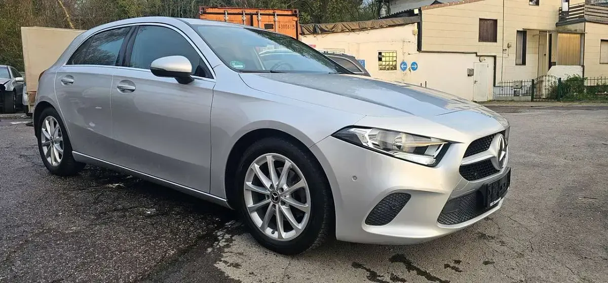 Gebraucht Mercedes A180 136 PS (100 kW) 2019 Iridiumsilber  metalliclack Kleinwagen