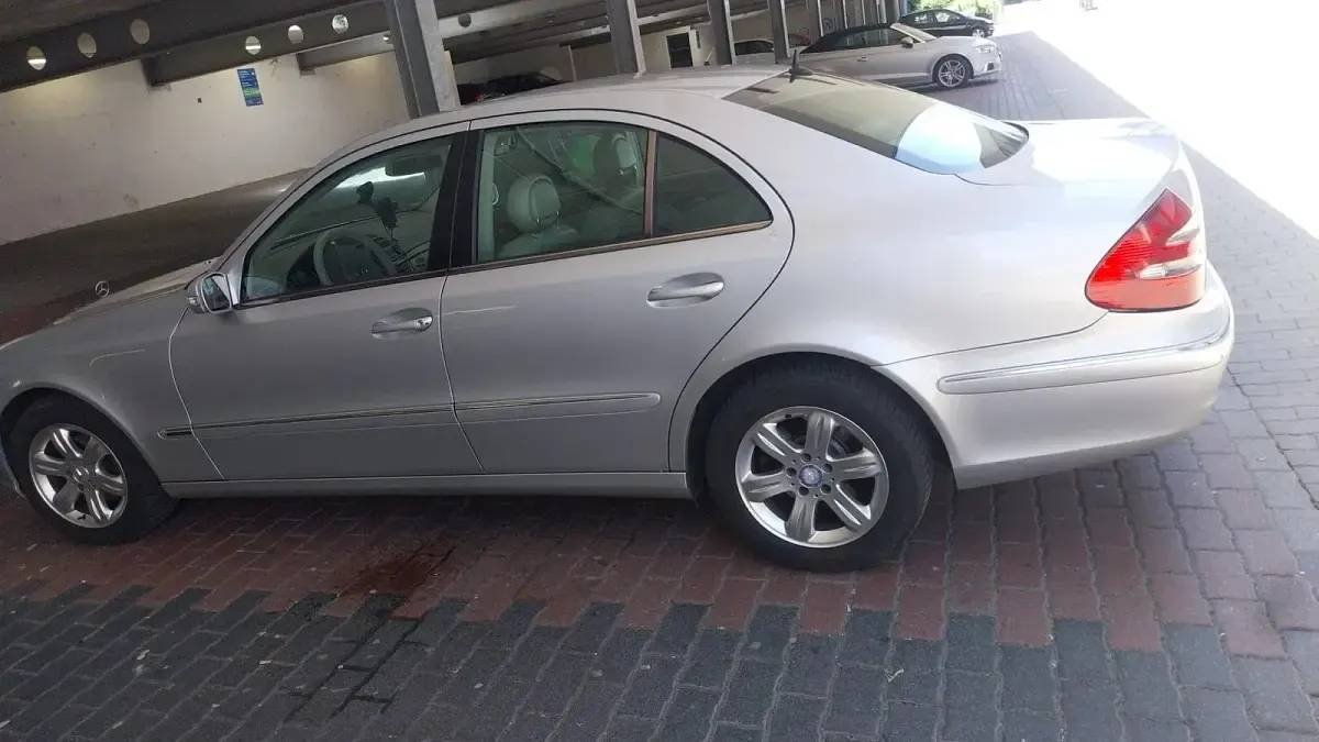 Gebraucht Mercedes E220 150 PS (110 kW) 2004 Silber Limousine