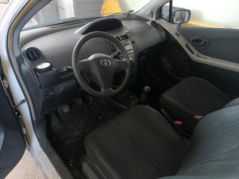 Gebraucht Toyota Yaris 69 PS (50 kW) 2011 Weiß Kleinwagen