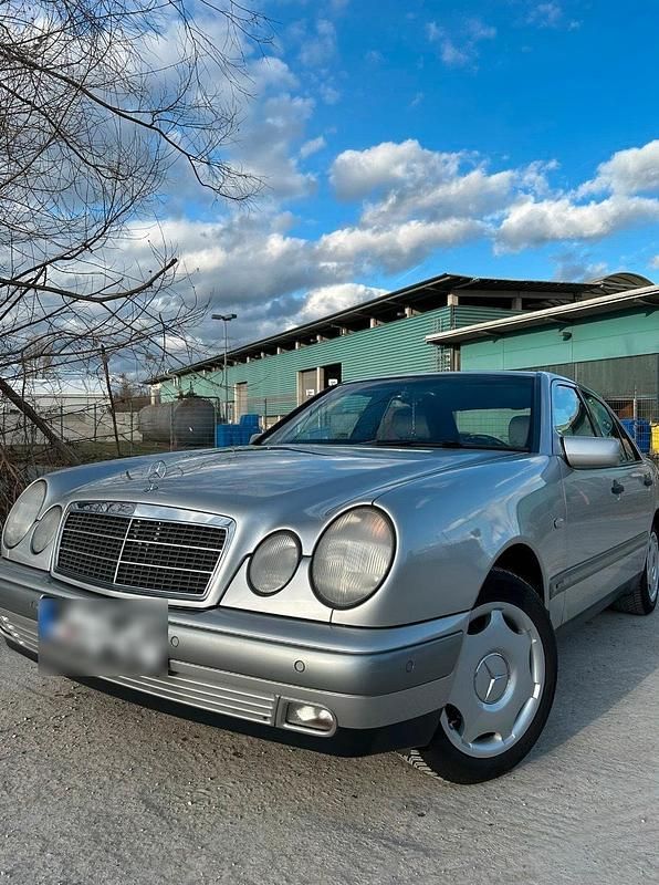 Gebraucht Mercedes E230 150 PS (110 kW) 1996 Grau Limousine