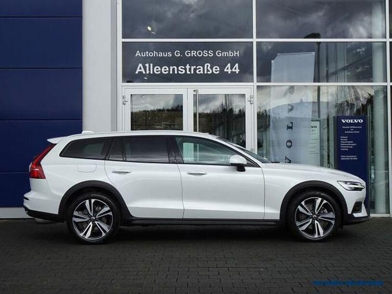 Gebraucht Volvo V60 CC Plus 197 PS (144 kW) 2022 Weiß Kombi