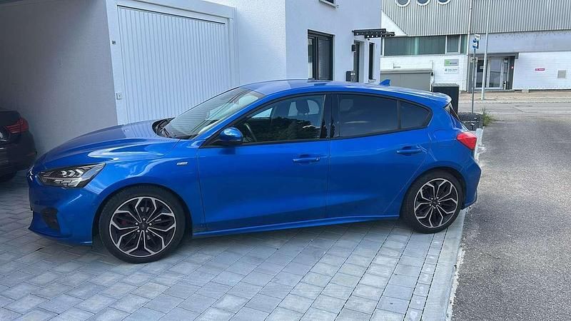 Blau Gebraucht 2018 Ford Focus ST-Line Kleinwagen | 13.900 € (Fairer Preis) - Bild 1/4