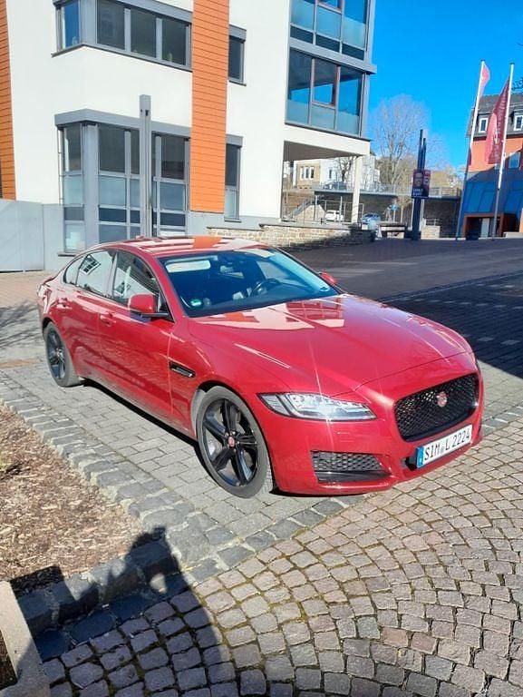 Rot Gebraucht 2015 Jaguar XF Portfolio Limousine | 14.900 € (Teuer) - Bild 1/4