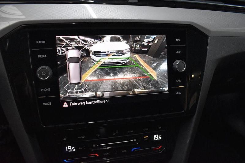 Gebraucht VW Passat 122 PS (89 kW) 2022 Grau Kombi