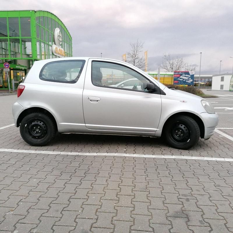 Silber Gebraucht 2001 Toyota Yaris Kleinwagen | 3.400 € (Teuer) - Bild 1/4