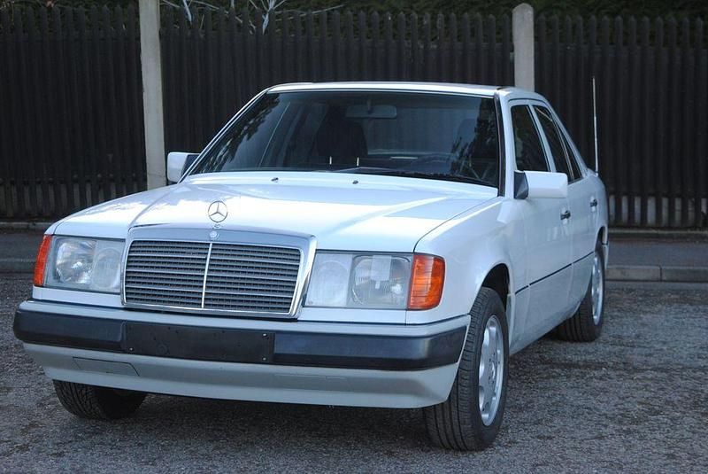 Gebraucht Mercedes 200 118 PS (86 kW) 1992 Weiß Limousine