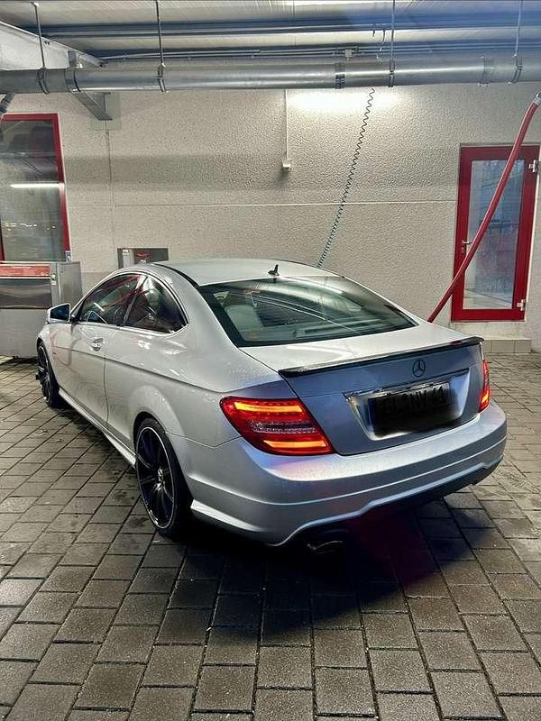 Gebraucht Mercedes C180 156 PS (114 kW) 2011 Silber Coupé