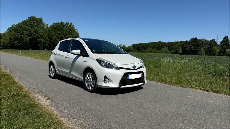 Weiß Gebraucht 2014 Toyota Yaris Hybrid Kleinwagen | 12.300 € (Teuer) - Bild 1/4
