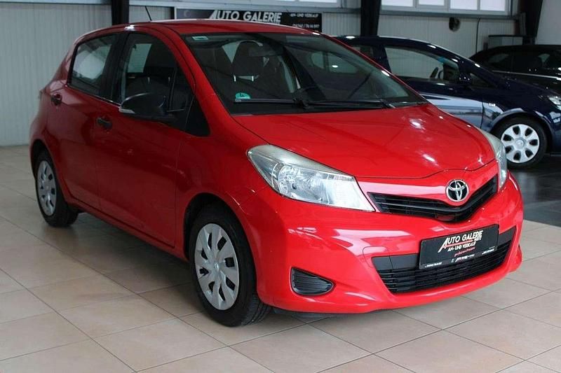 Super red v Gebraucht 2014 Toyota Yaris Cool Kleinwagen | 6.390 € (Fairer Preis) - Bild 1/4