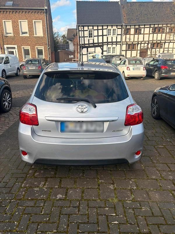 Gebraucht Toyota Auris 90 PS (66 kW) 2011 Grau Kleinwagen