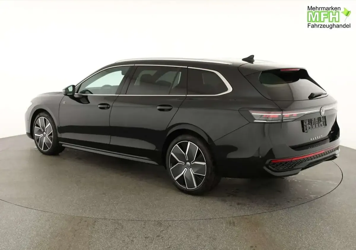 Neu VW Passat R-line 193 PS (141 kW) 2026 Grenadilla black meta... Kombi