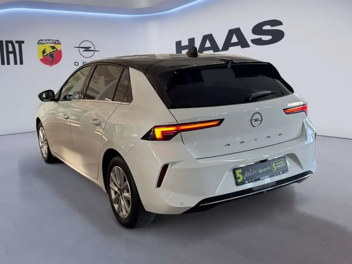Gebraucht Opel Astra Elegance 131 PS (96 kW) 2024 Jade weiss/arktis weiss Kleinwagen