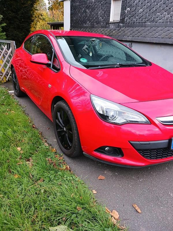 Rot Gebraucht 2016 Opel Astra GTC Coupé | 6.200 € (Guter Preis) - Bild 1/4
