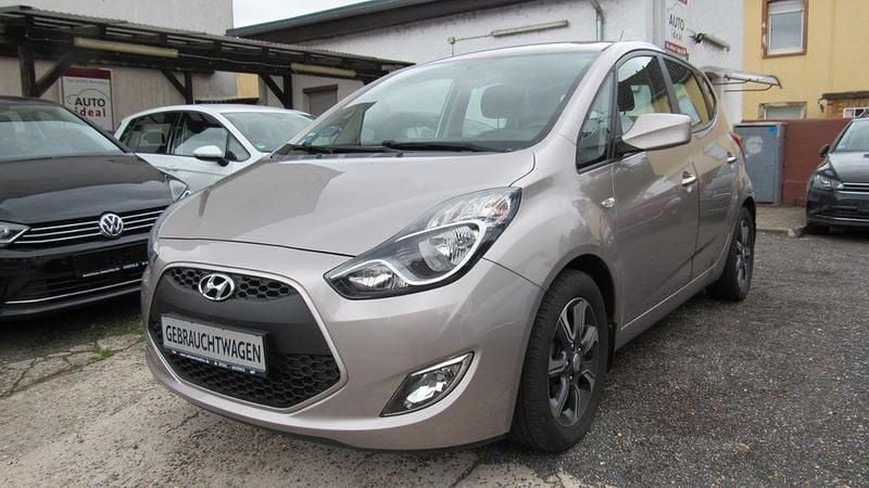 Beige Gebraucht 2018 Hyundai ix20 Space Plus Van / Kleinbus | 15.879 € (Etwas zu teuer) - Bild 1/4