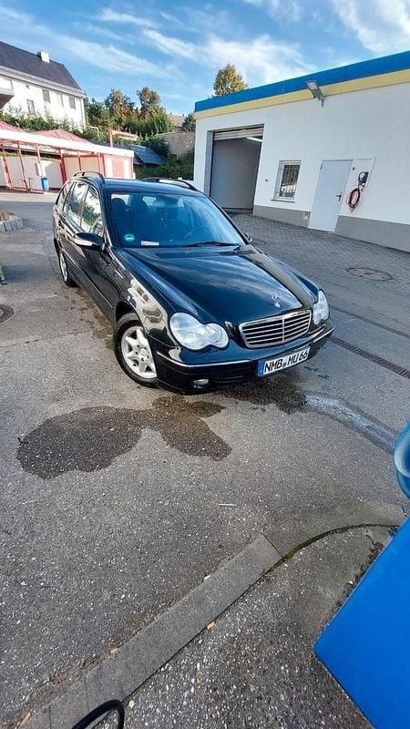 Schwarz Gebraucht 2002 Mercedes C200 Avantgarde Kombi | 2.750 € (Fairer Preis) - Bild 1/4