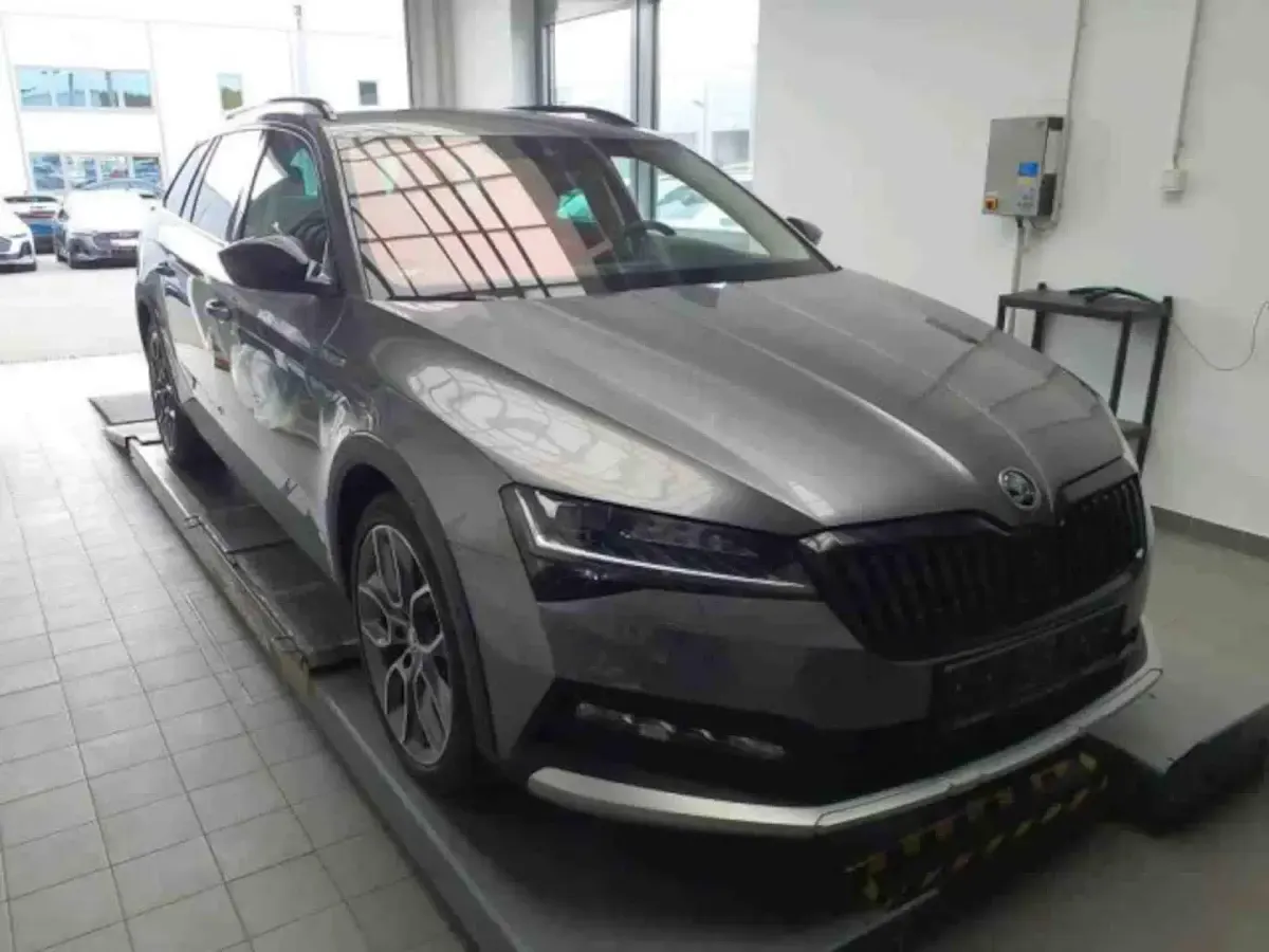 Gebraucht Skoda Superb 200 PS (147 kW) 2023 Graphitegrau metallic Kombi