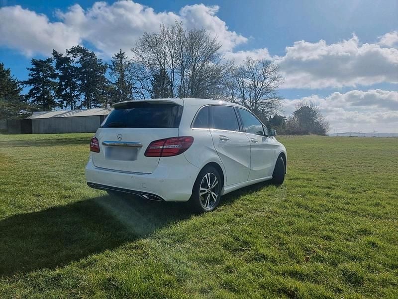 Gebraucht Mercedes B180 122 PS (89 kW) 2017 Weiß Van / Kleinbus