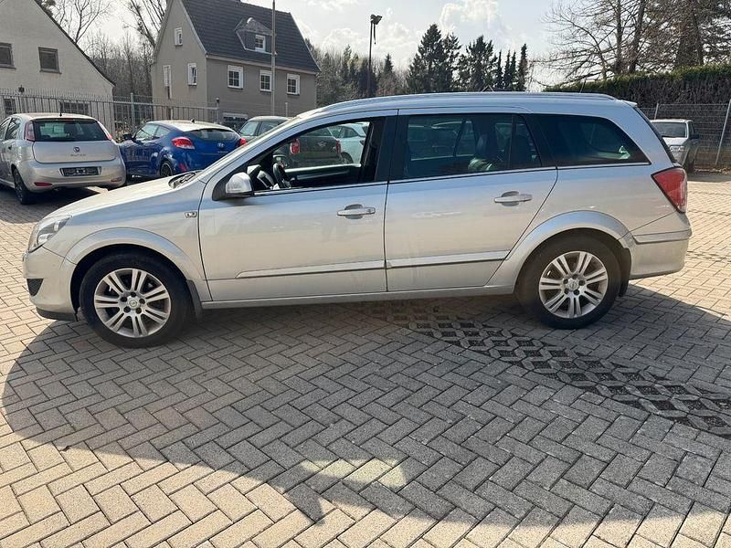 Gebraucht Opel Astra Selection 116 PS (85 kW) 2009 Grau Limousine