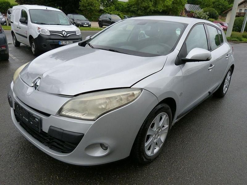 Grau Gebraucht 2008 Renault Mégane III Dynamique Limousine | 1.599 € (Fairer Preis) - Bild 1/4