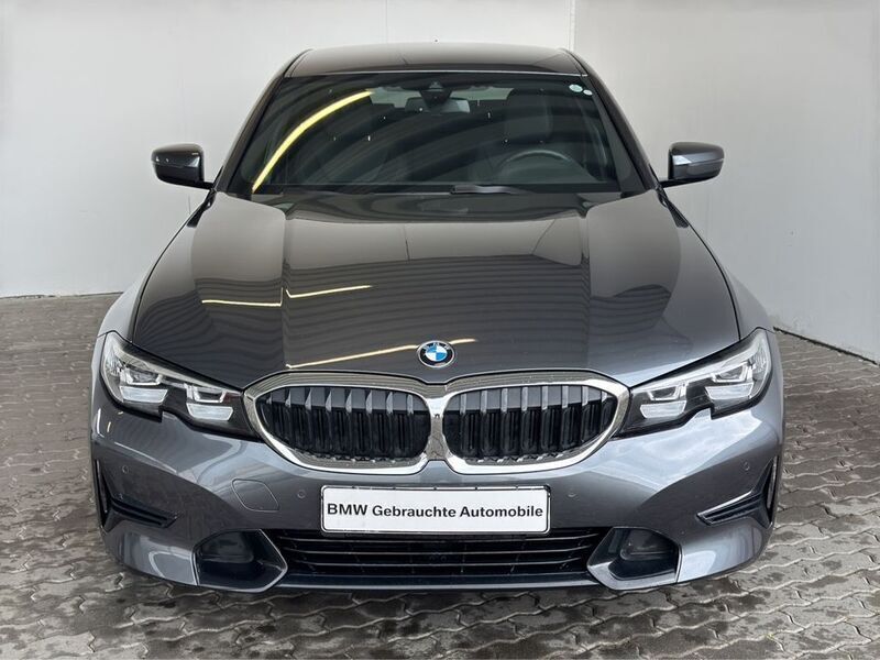 Grau Gebraucht 2021 BMW 320 Sport Line Limousine | 31.198 € (Guter Preis) - Bild 1/4