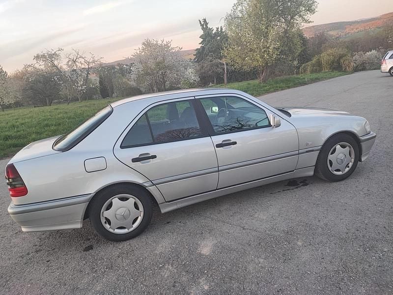 Second-hand Mercedes C180 122 CP (89 kW) 1998 Argintiu Berlinǎ