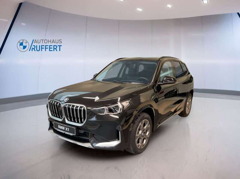 Black sapphire metallic Neu 2025 BMW X1 xLine SUV | 43.900 € (Fairer Preis) - Bild 1/4