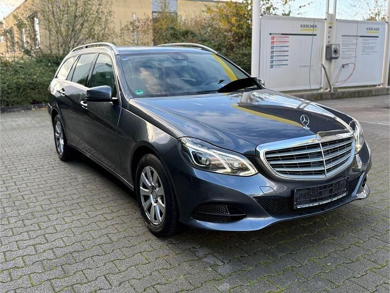 Grau Gebraucht 2015 Mercedes E200 Elegance Limousine | 11.999 € (Superpreis) - Bild 1/4