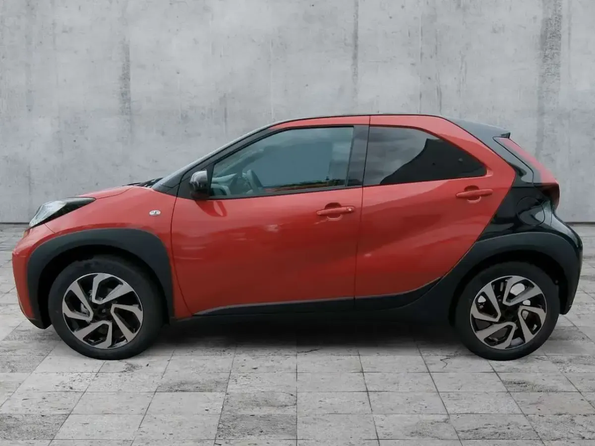 Neu Toyota Aygo X 72 PS (52 kW) 2025 Rot SUV