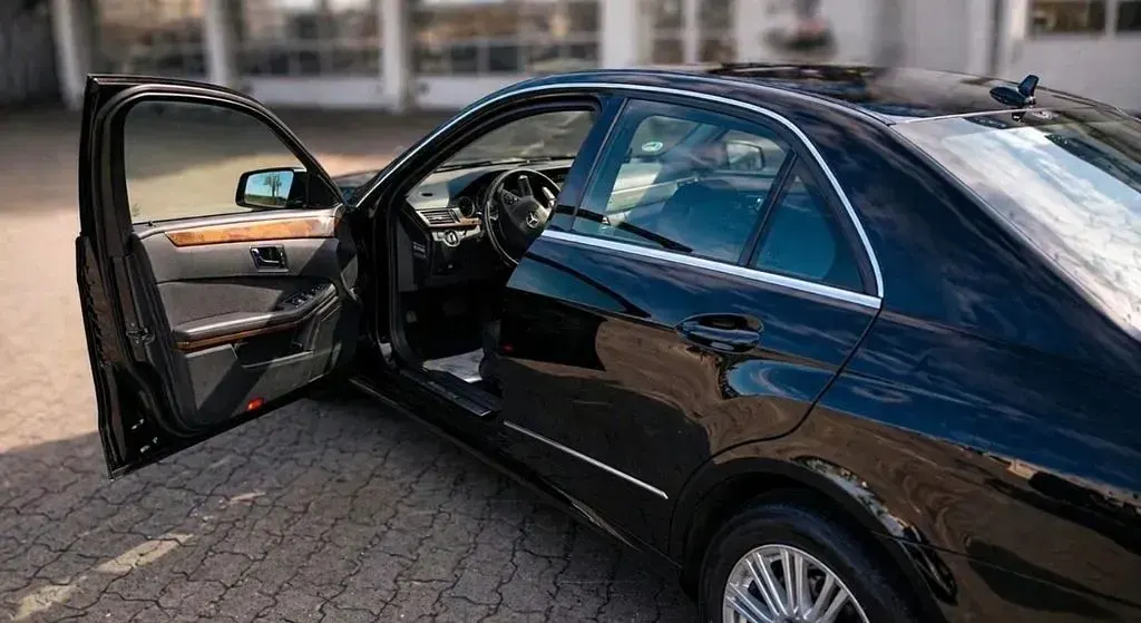 Gebraucht Mercedes E250 204 PS (150 kW) 2011 Schwarz Limousine