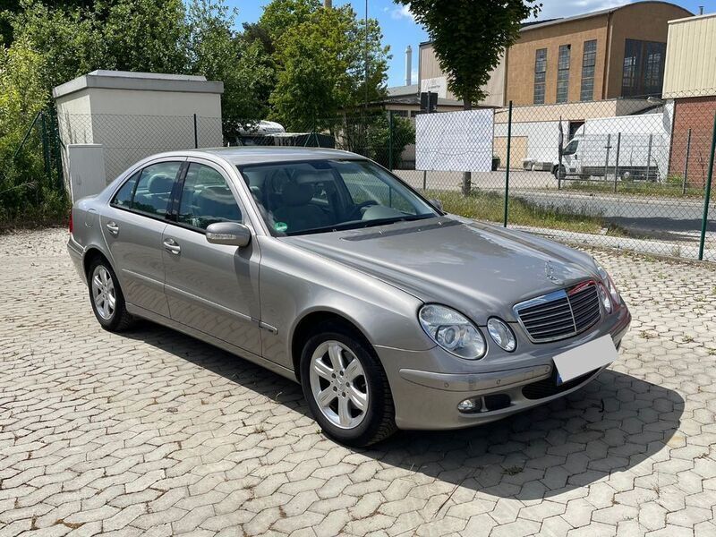 Silber Gebraucht 2005 Mercedes E220 Classic Limousine | 5.900 € (Fairer Preis) - Bild 1/4
