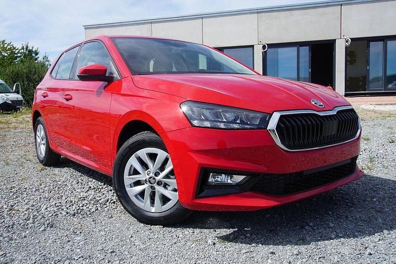 Velvet rot metallic Gebraucht 2025 Skoda Fabia Limousine | 15.995 € (Superpreis) - Bild 1/4