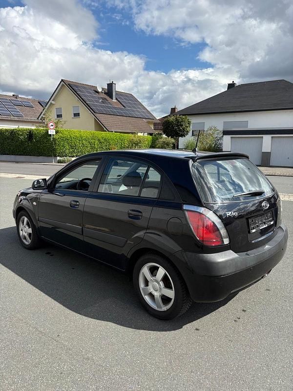 Schwarz Gebraucht 2006 Kia Rio Limousine | 3.399 € (Fairer Preis) - Bild 1/4