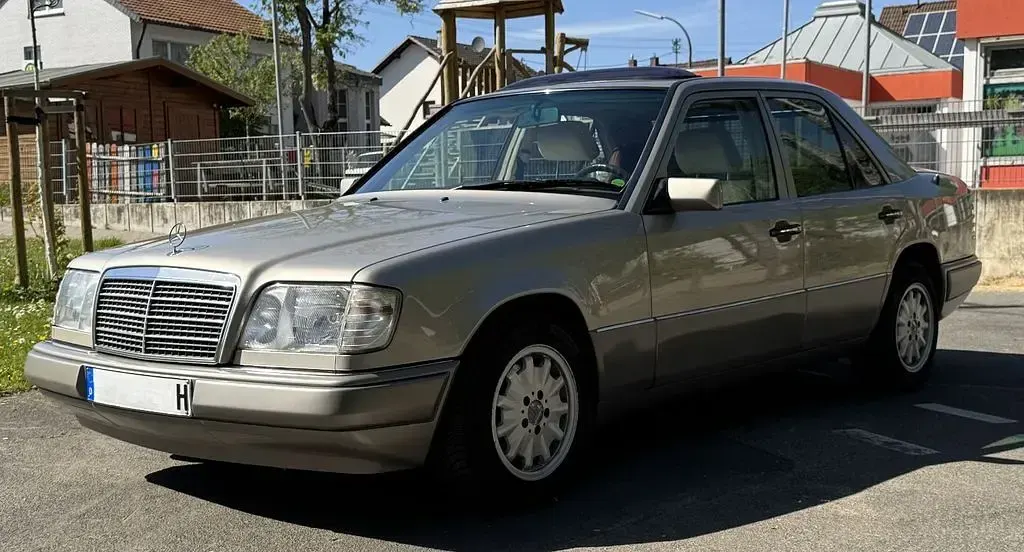 Second-hand Mercedes E250 113 CP (83 kW) 1993 Argintiu Berlinǎ